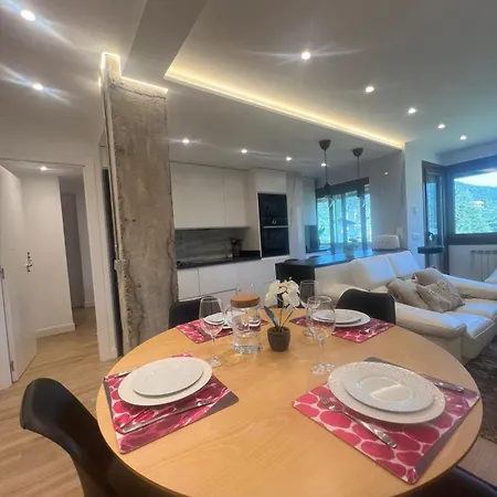 San Bernardo De Lujo Con Ascensor, Wifi Y Vistas A Collarada 아파트 *